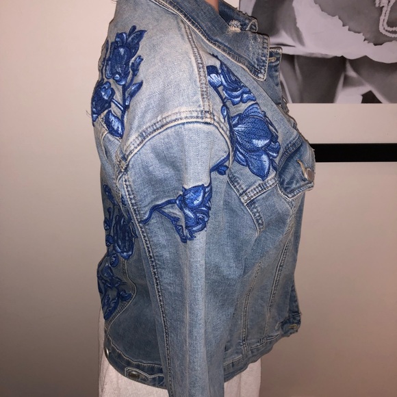 BLANK NYC| Jean jacket with floral embroidery| S - Picture 6 of 8